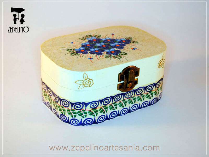 Caja ovalada con flor azul